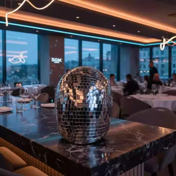 Аренда Шлем зеркальный в стиле disco в ресторане «D.O.M» — ART SPACE