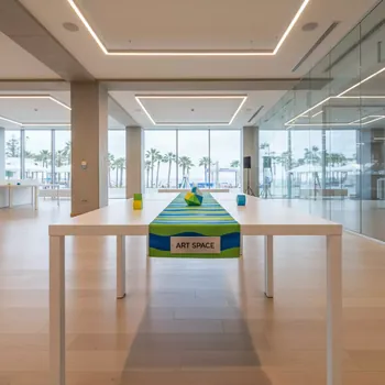 Аренда Стол белый 120х60 в Swissôtel Resort Sochi Kamelia — ART SPACE