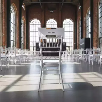 Аренда Стул Chiavari White белый в Зимнем театре — ART SPACE