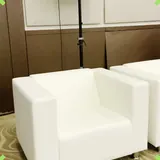 Белые кожаные кресла и модульные диваны