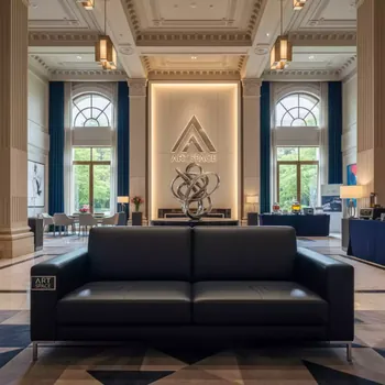 Аренда Диван Клиппан черный из натуральной кожи в Novotel Resort — ART SPACE