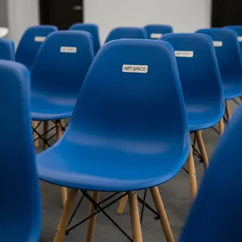 Аренда Стул пластиковый Eames бук сапфир в отеле «Богатырь» — ART SPACE