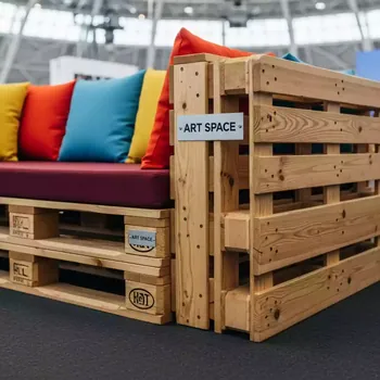 Аренда Диван из паллет Wood с разноцветной подушкой в ледовой арене «Шайба» — ART SPACE