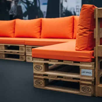 Аренда Диван паллетный угловой с оранжевыми подушками в Novotel Resort — ART SPACE