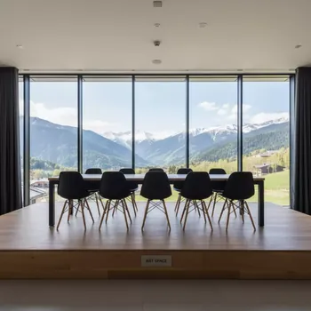 Аренда Стул дизайнерский Eames стиль DSW черный в Green Flow Hotel — ART SPACE