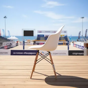 Аренда Стул Eames белый на пляже «Мандарин» — ART SPACE