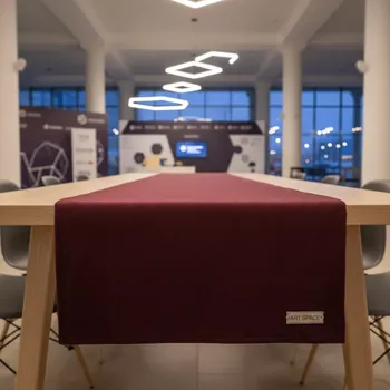Аренда Раннер бордо 28х214 см на территории Морпорта Сочи — ART SPACE
