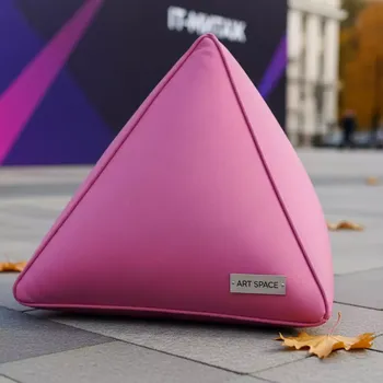 Аренда Пуф pink triangle Shape на Медальной площади — ART SPACE