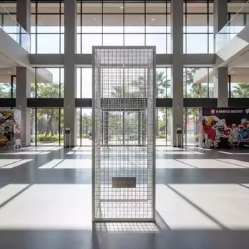 Аренда Колонна сетчатая стальная белая H 100 в Bridge Resort — ART SPACE