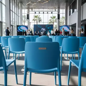 Аренда Стул пластиковый голубой Ginevra в Grand Karat Sochi — ART SPACE