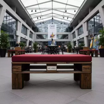 Аренда Банкетка из паллет обожженная с красной подушкой в Courtyard by Marriott Sochi — ART SPACE