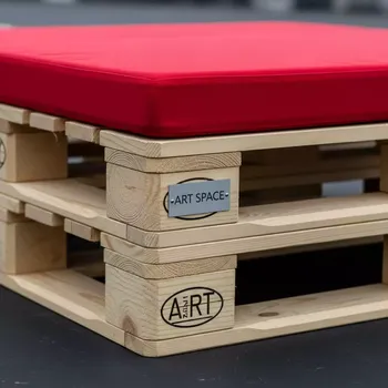 Аренда Пуф из поддонов деревянный с красной подушкой на Сочи Автодроме — ART SPACE