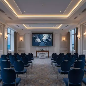Аренда Экран для проектора с электроприводом Lumien LCTC 100115 16 9 213x120 HCG в Mercure Сочи Центр — ART SPACE