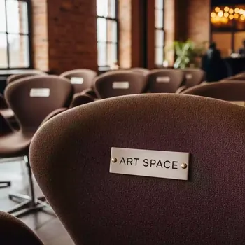 Аренда Кресла Swan коричневые в Bridge Resort — ART SPACE