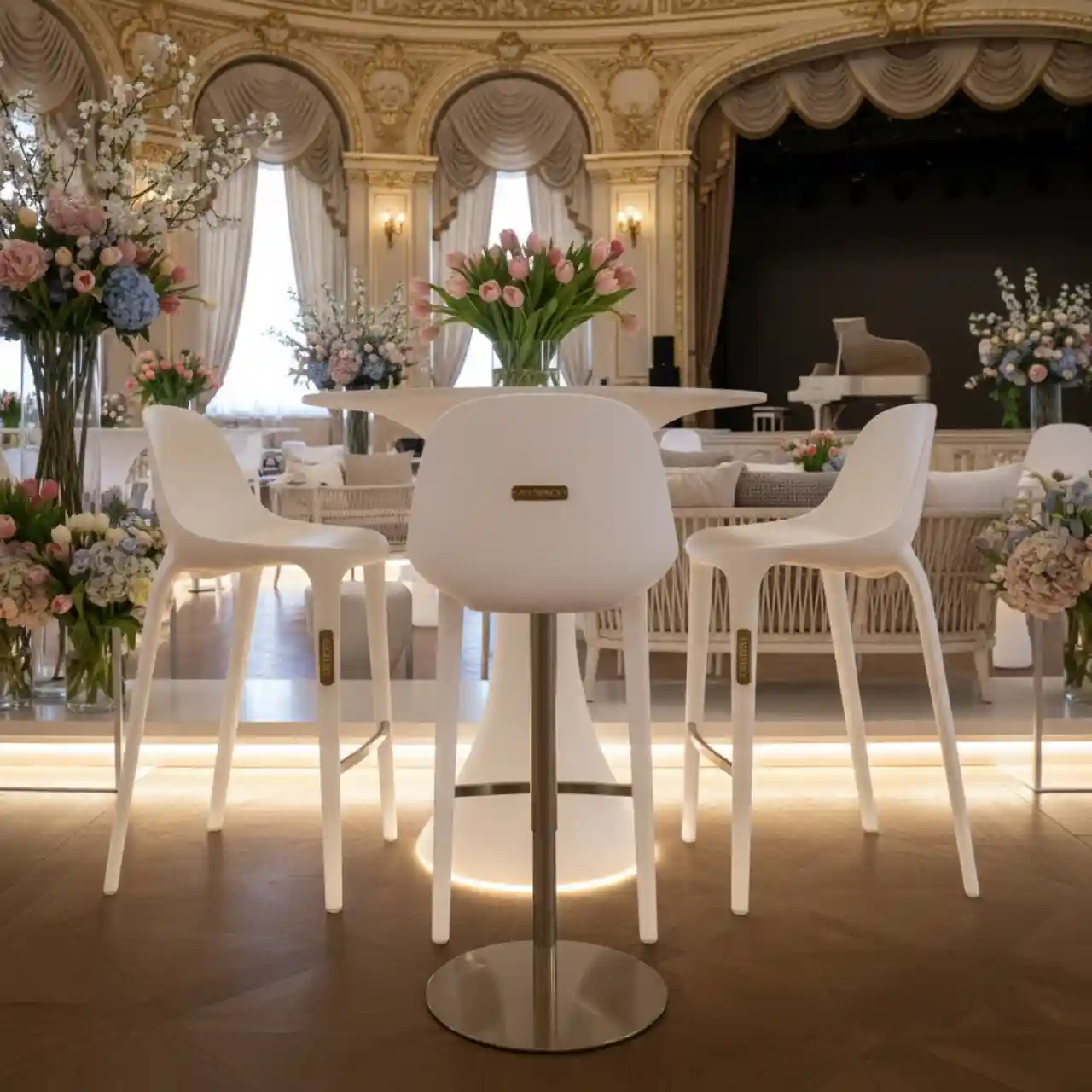 Стул пластиковый полубарный