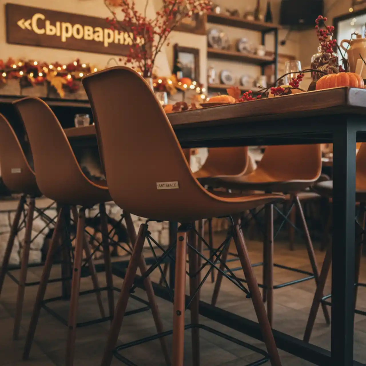 Стул барный коричневый Eames DSW