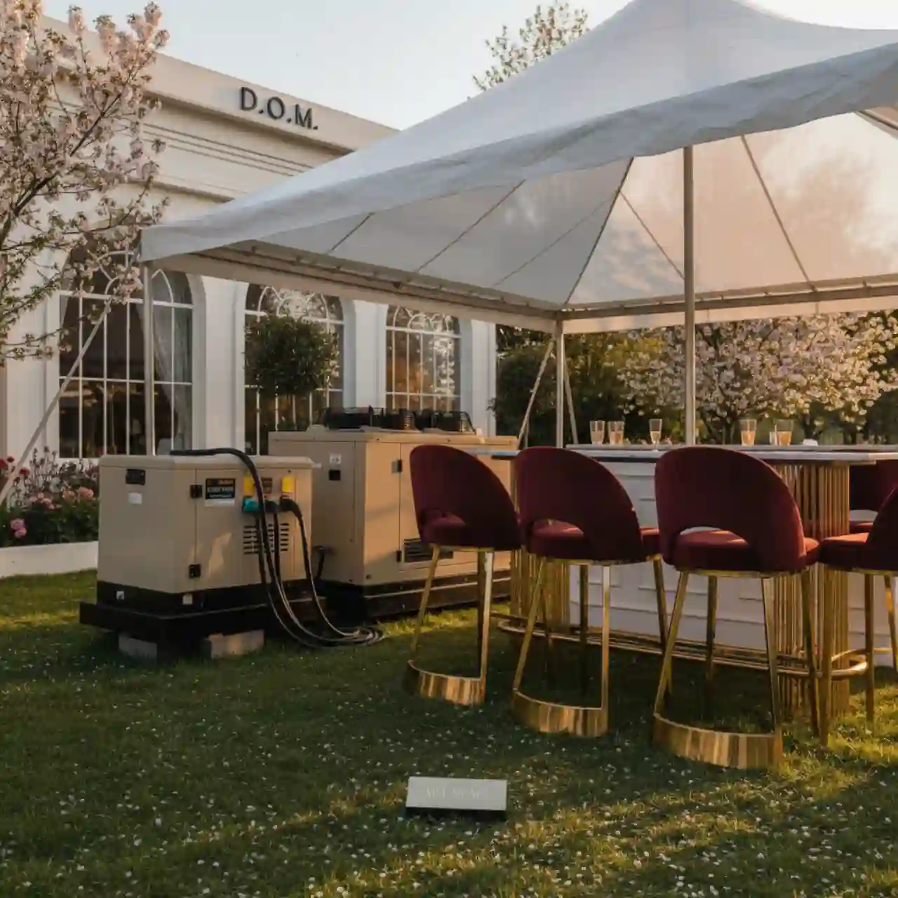 Барный стул Арканес золотая база велюр бордовый