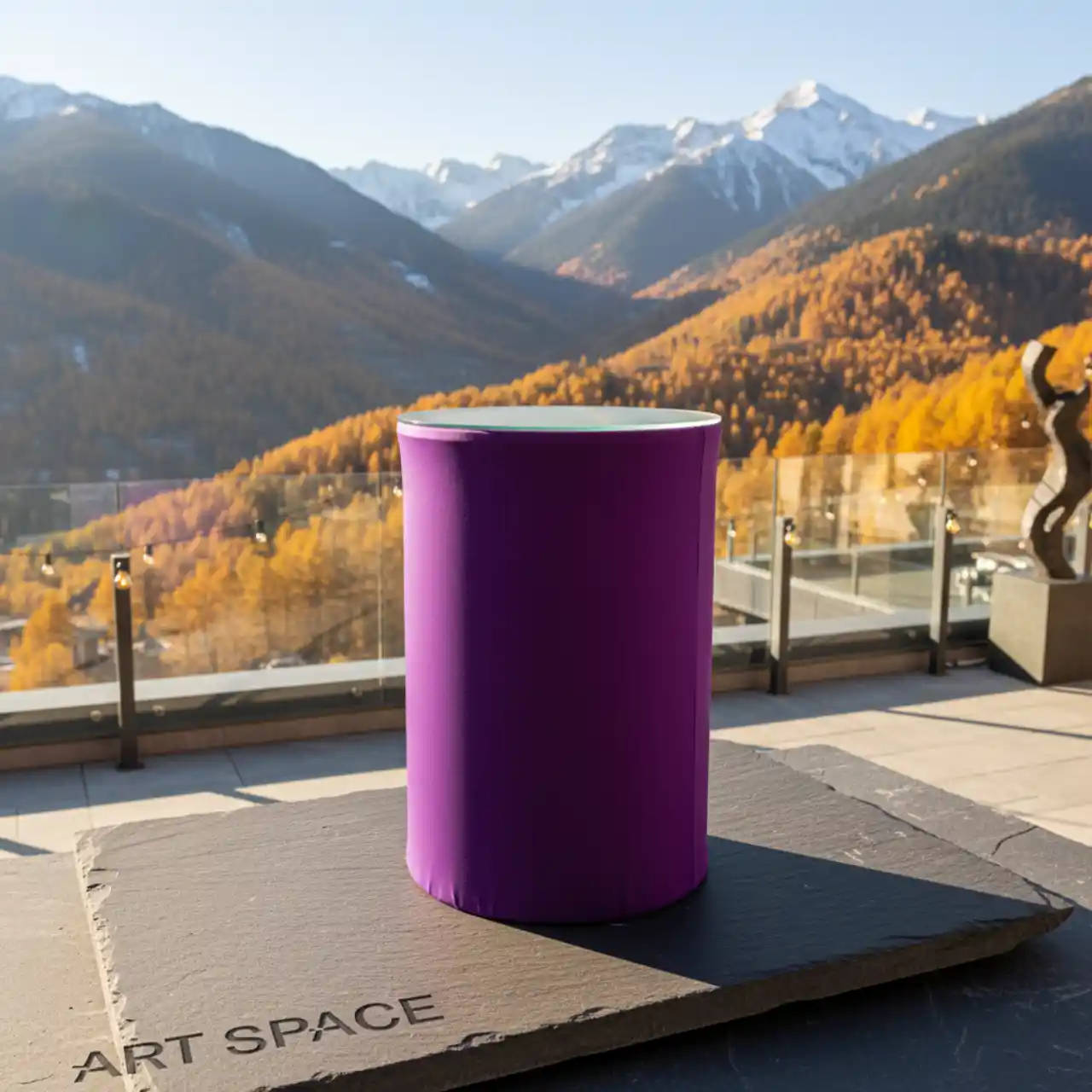 Столы коктейльные БОЧКА с фиолетовым чехлом и СТЕКЛЯННОЙ столешницей.