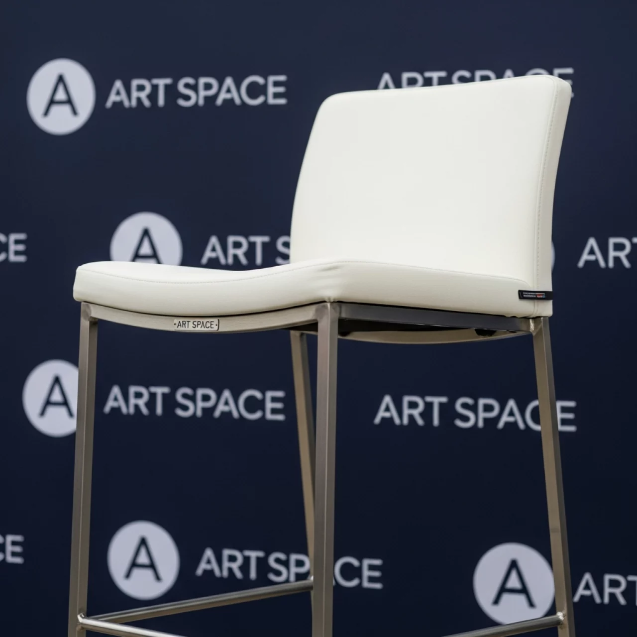 Аренда Барный стул Тревер молочный в Сириус Арене — ART SPACE