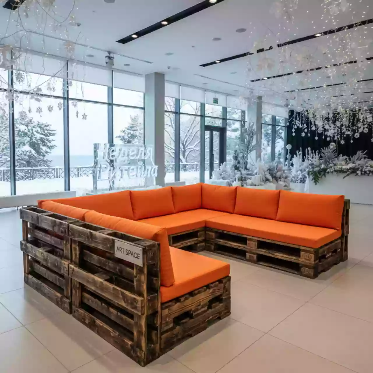 Аренда Диван из паллет угловой обожженное дерево с оранжевыми подушками в Swissôtel Resort Sochi Kamelia — ART SPACE