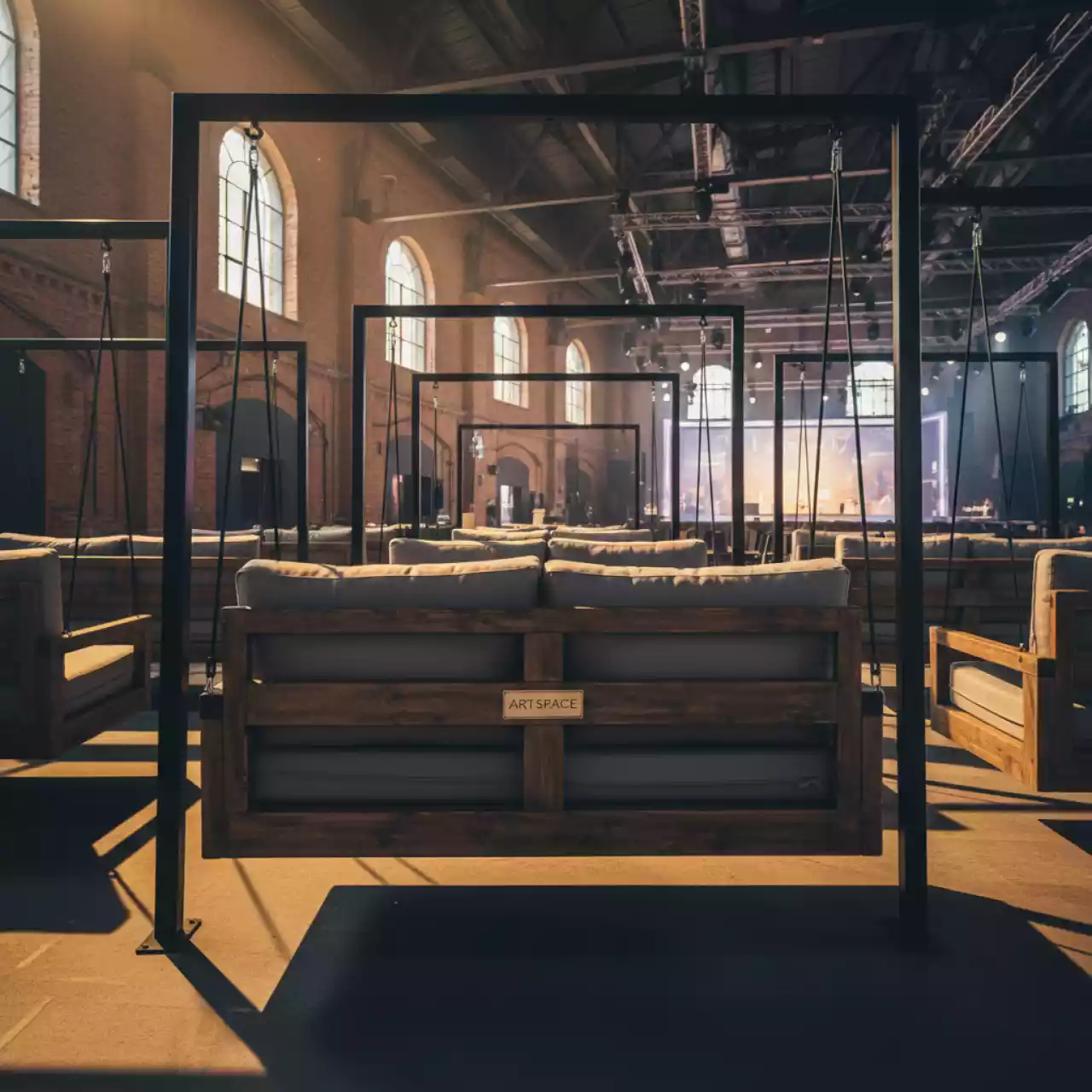 Аренда Диван качели деревянные Noemi Swing в Сириус Арене — ART SPACE