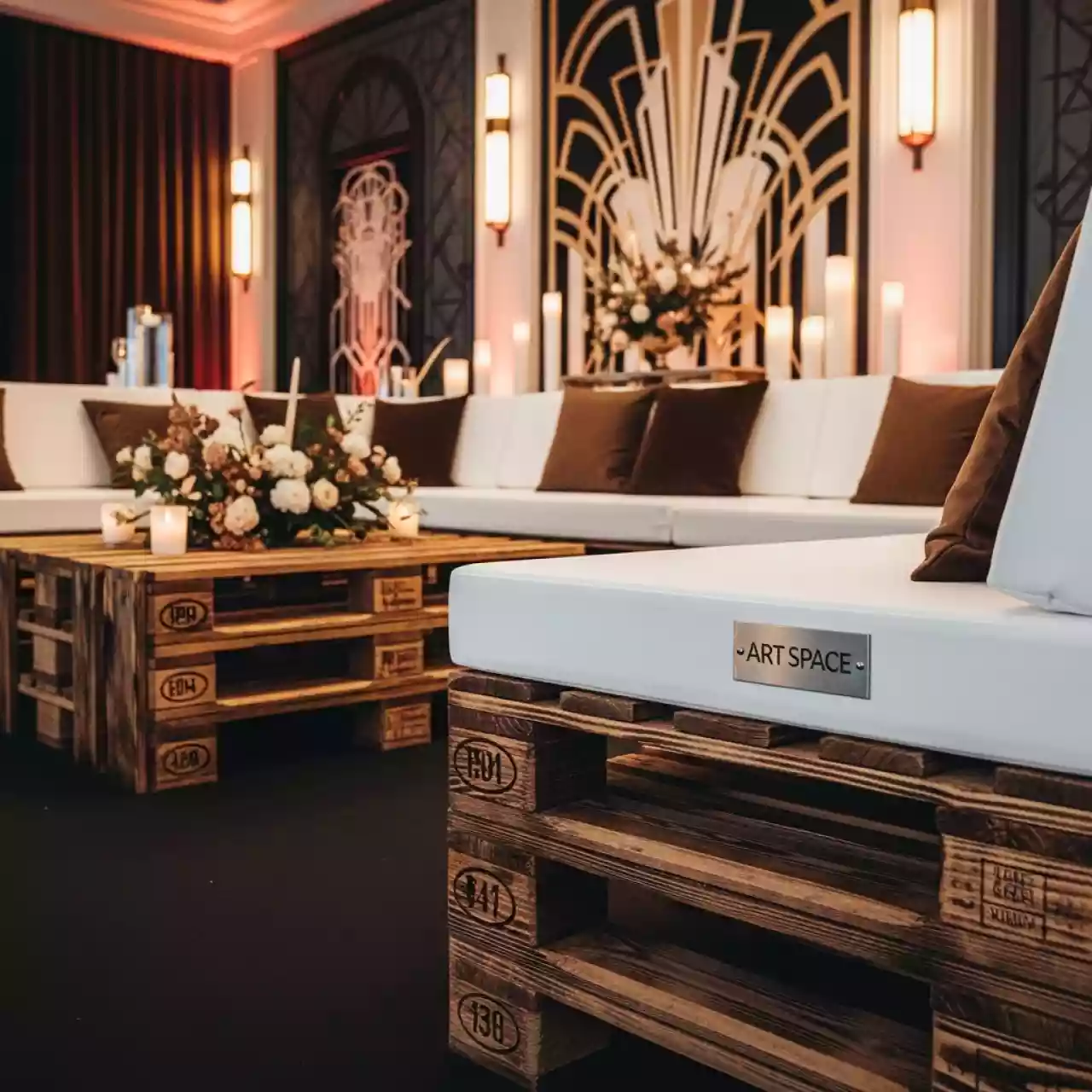 Аренда Диван паллетный модульный обожженное дерево с белыми подушками в Cosmos Sochi Hotel — ART SPACE