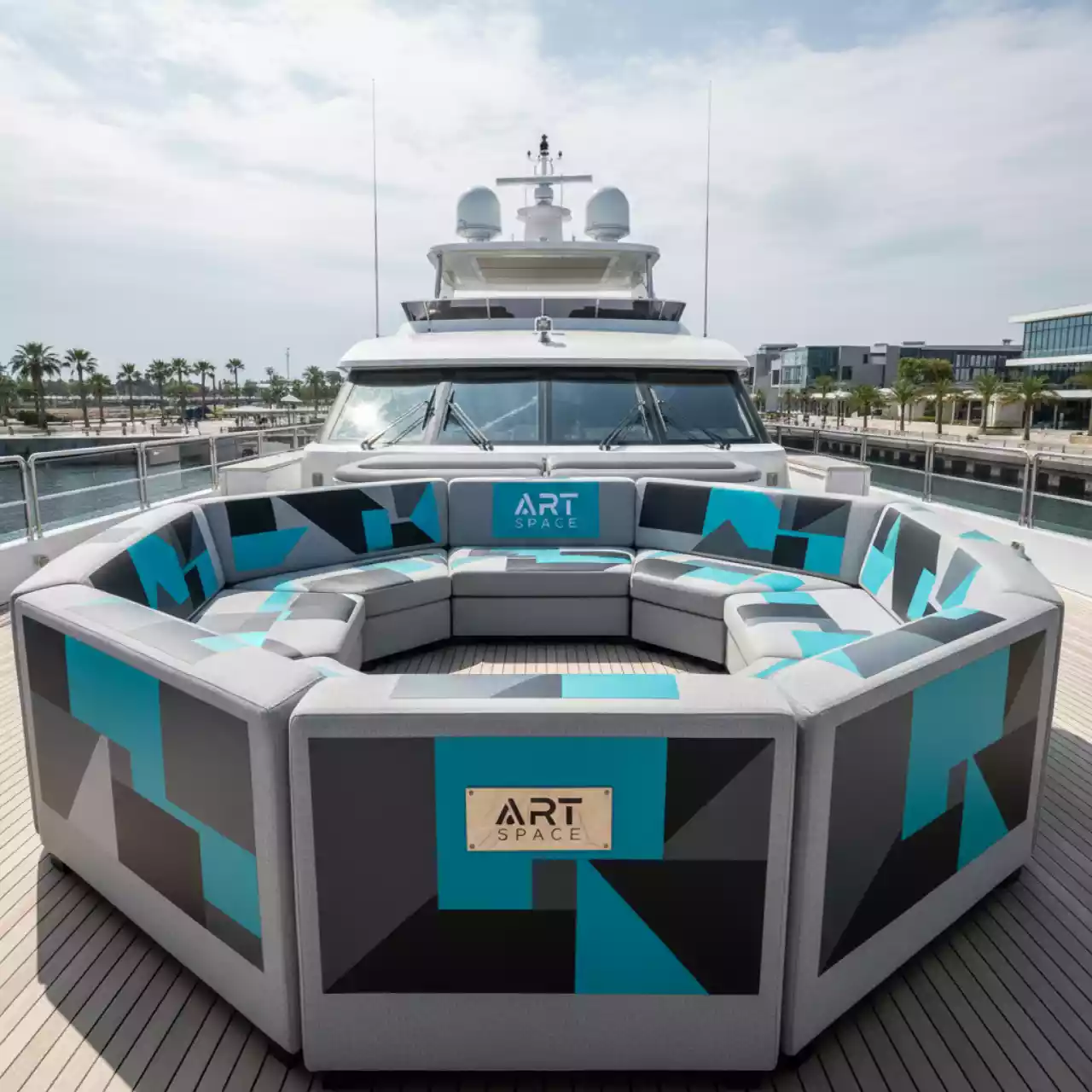 Аренда Диван Стикер на VIP-яхте (Имеретинский порт) — ART SPACE