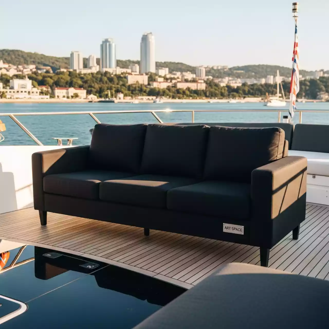 Аренда Диван трехместный Erwin black на VIP теплоходе (Морпорт Сочи) — ART SPACE