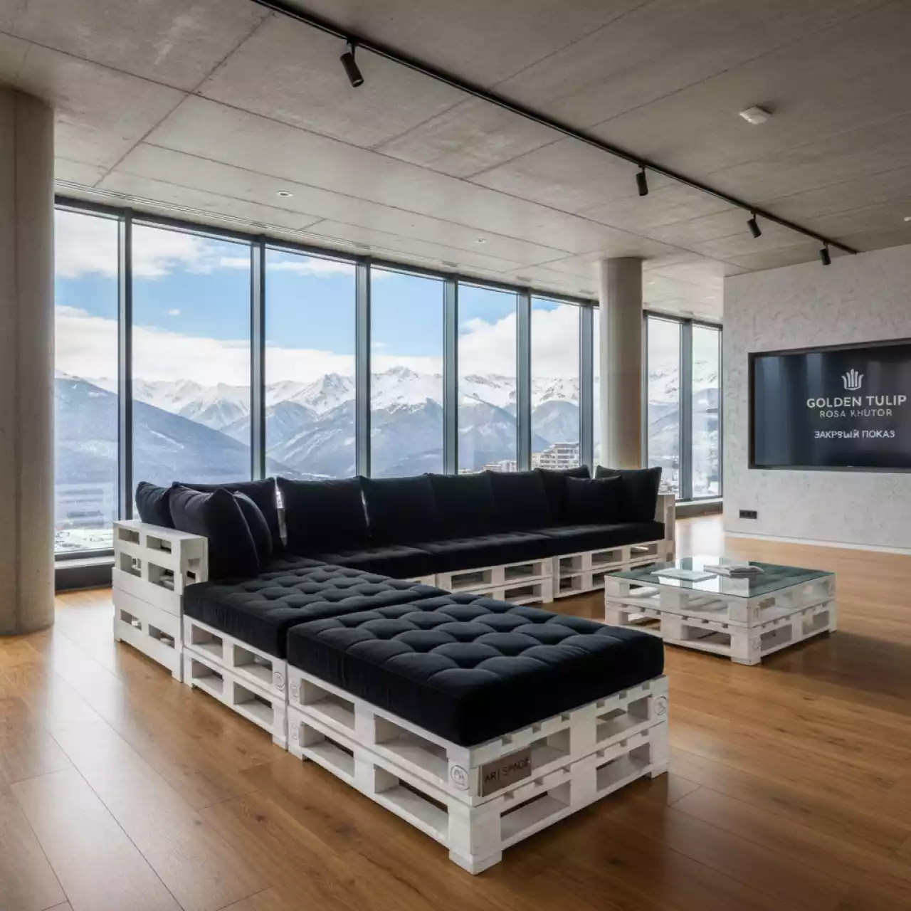 Аренда Диван угловой White pallet Black из паллет в Golden Tulip Rosa Khutor