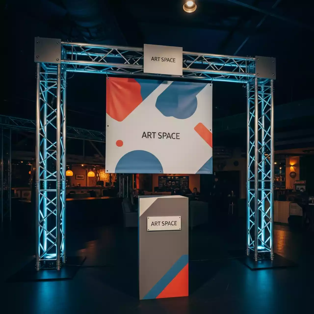 Аренда Фермовая конструкция под баннер на подиуме 6х4 м в ресторане «Сыроварня» — ART SPACE