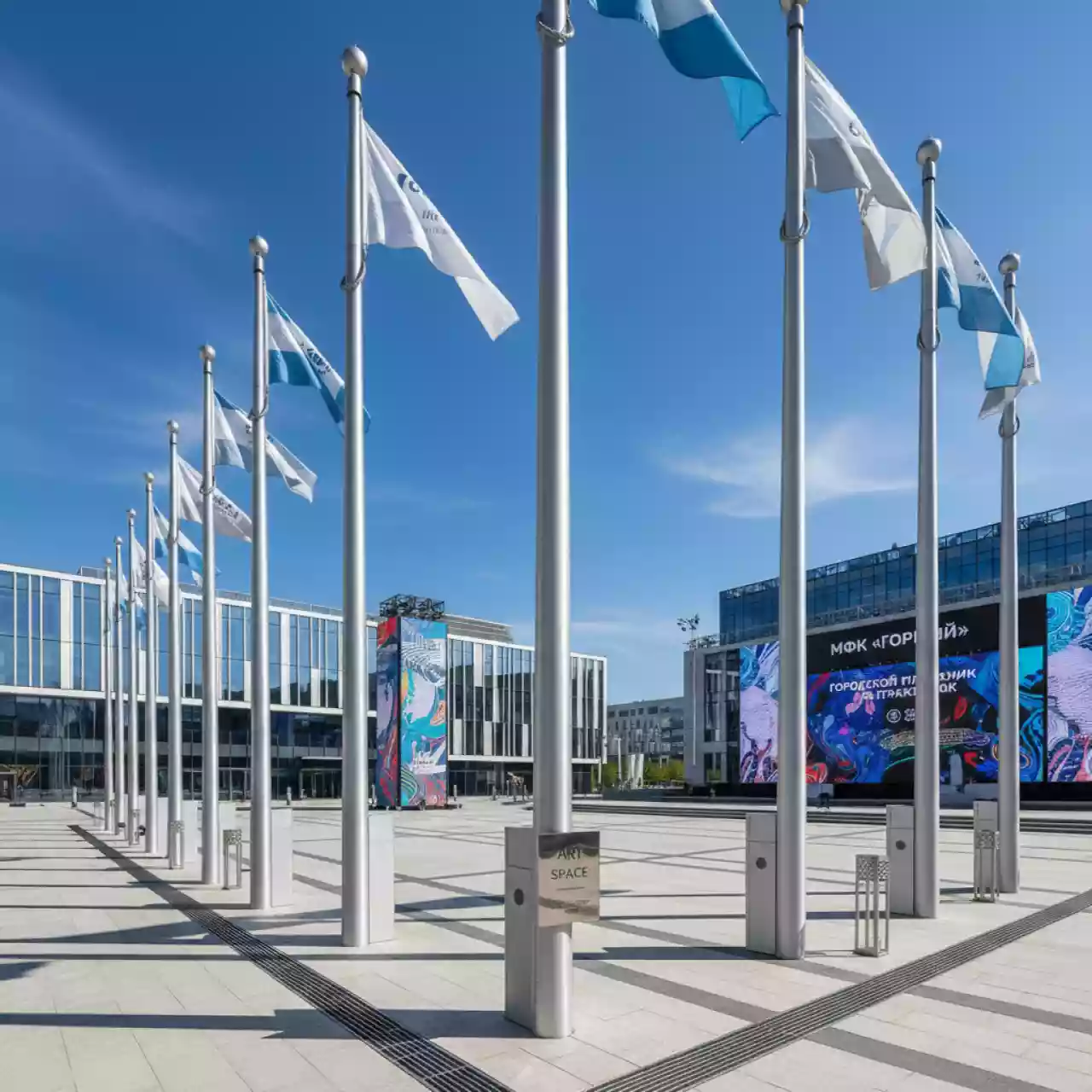 Аренда Флагштоки с подъемным механизмом в МФК «Горный» — ART SPACE