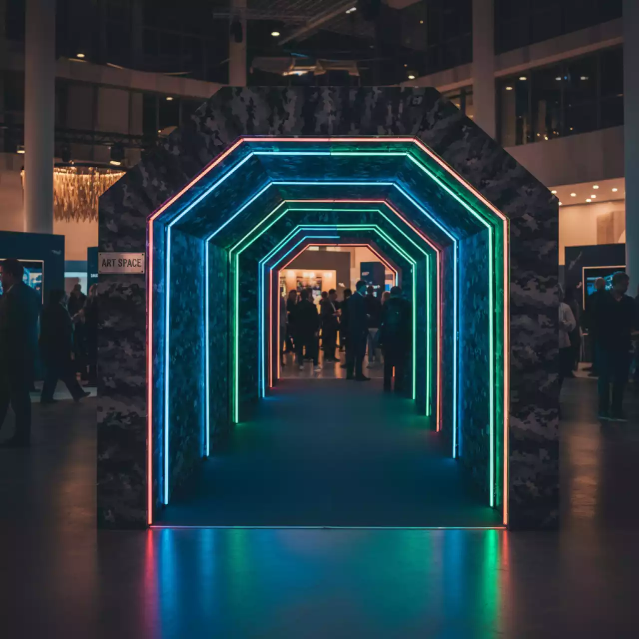 Аренда Фотозона неоновый тоннель военная в Karat Resort — ART SPACE
