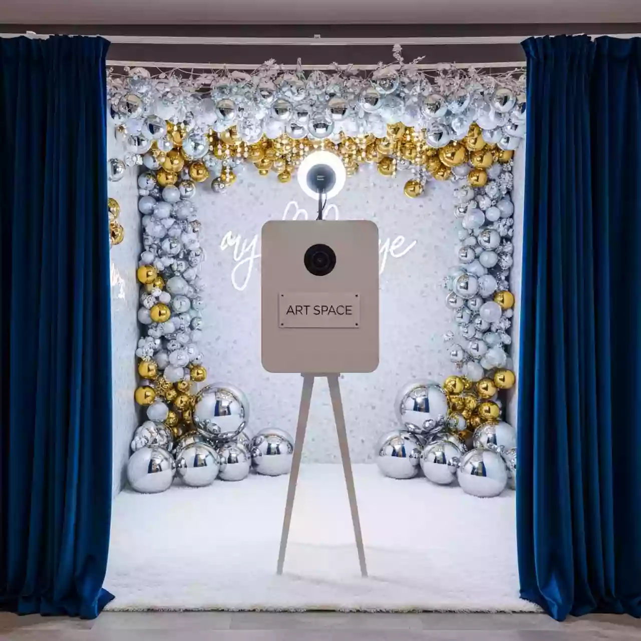 Аренда Фотозоны новогодняя "Дождик с шарами" в Mercure Сочи Центр — ART SPACE