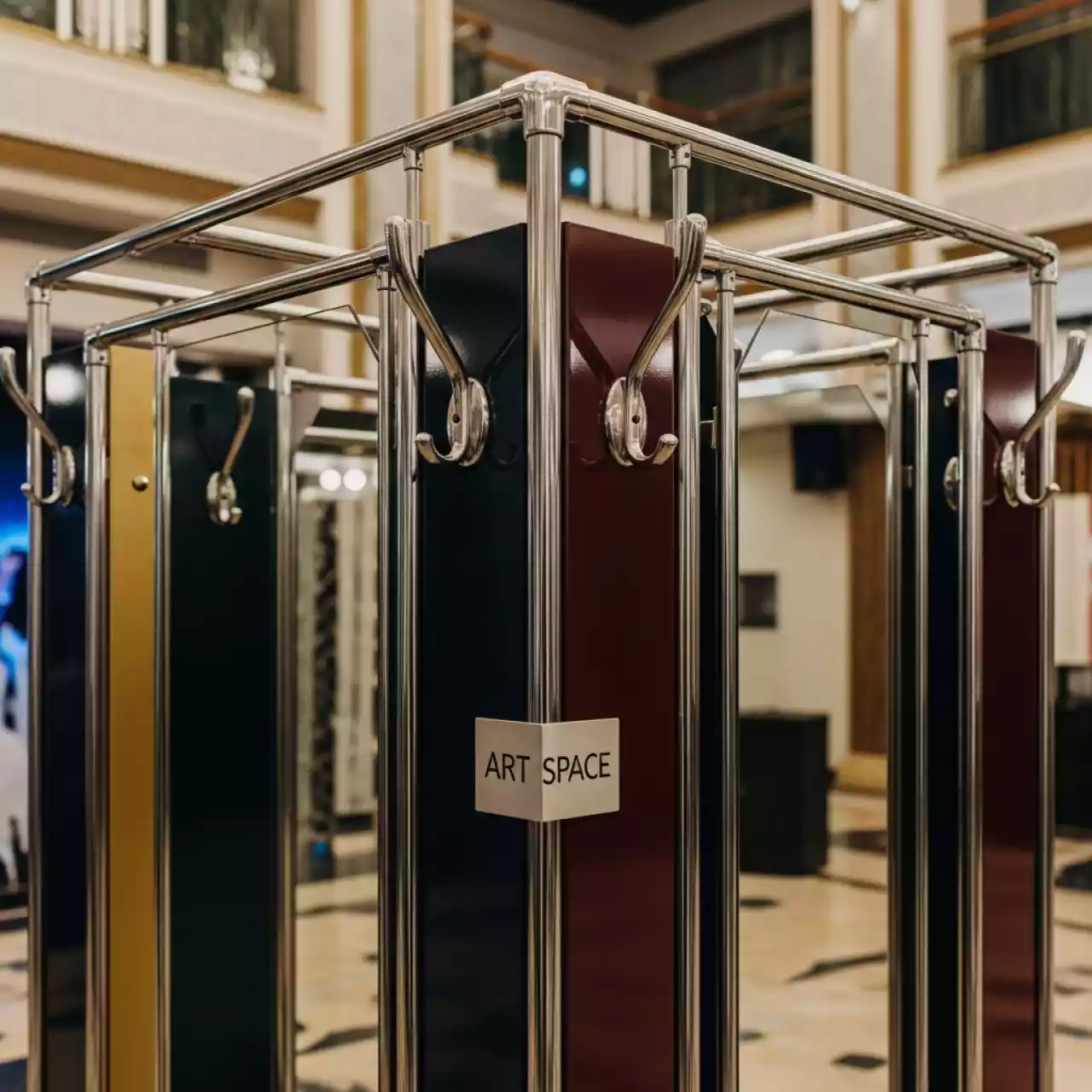 Аренда Гардероб стойка хром в Сириус Арене — ART SPACE