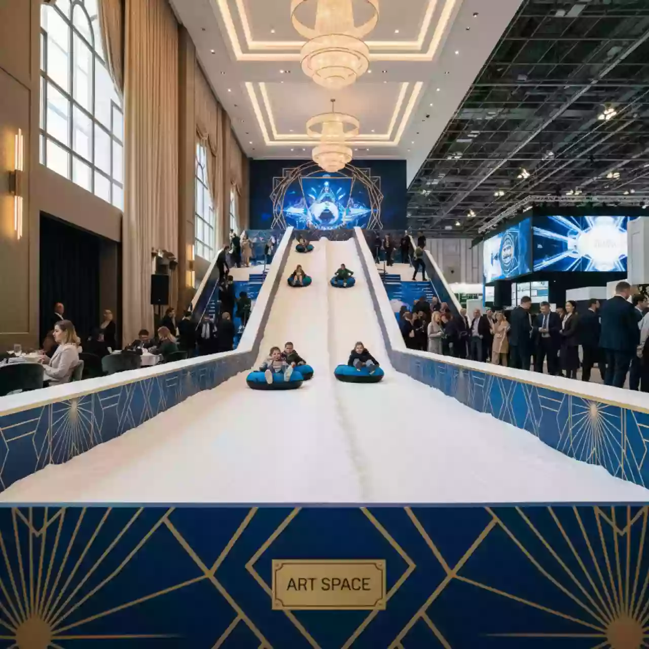 Аренда Горка зимняя обычная для тюбинга 17х4,5 м в ресторане «Высота 5642» — ART SPACE