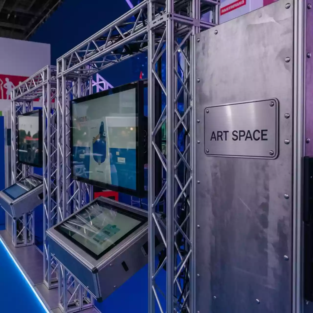 Аренда Интерактивный комплекс гражданско патриотического воспитания AVKompleks Патриот в этно-парке «Моя Россия» — ART SPACE