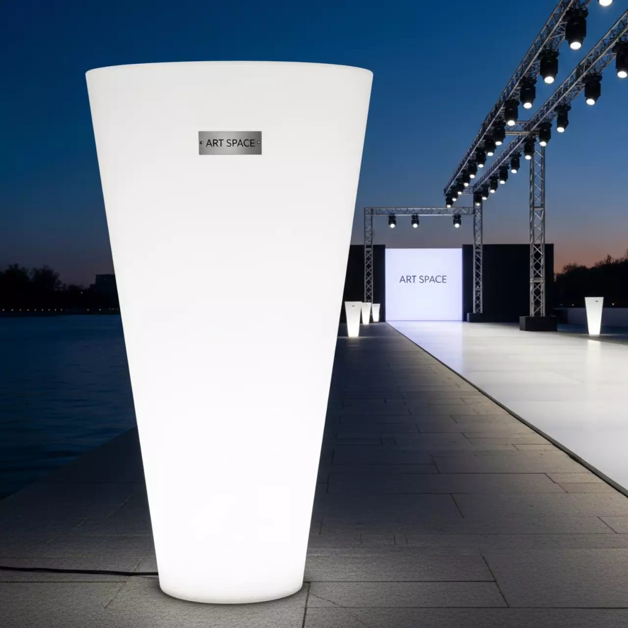 Аренда Кашпо конус LED Flow 220V белое XL на Имеретинской набережной — ART SPACE