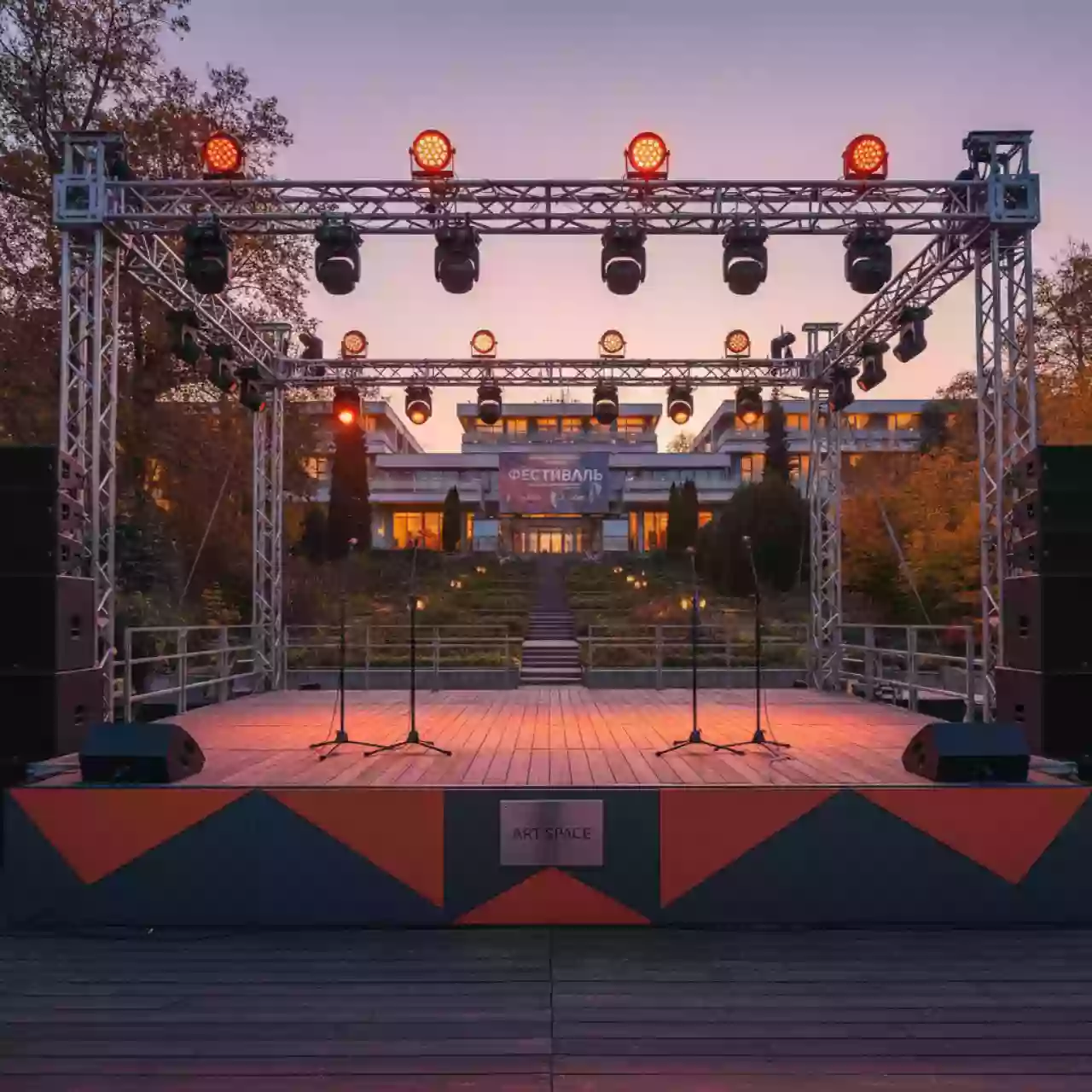 Аренда Комплекс сценический 8х6 м звук свет в комплексе «Дагомыс» — ART SPACE