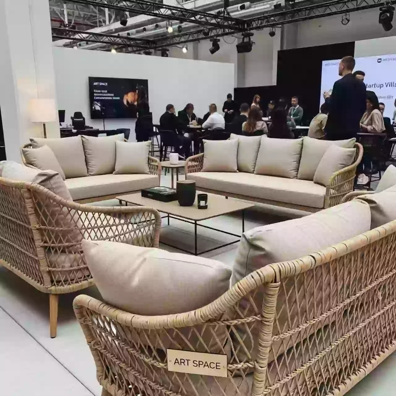 Аренда Комплект плетеной мебели Багамы XL из натурального ротанга с бежевой подушкой в VK Stadium Sirius — ART SPACE