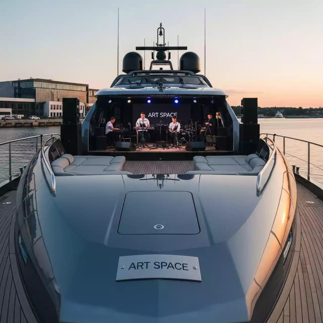 Аренда Концерт популярных исполнителей эстрады на VIP-яхте (Имеретинский порт) — ART SPACE