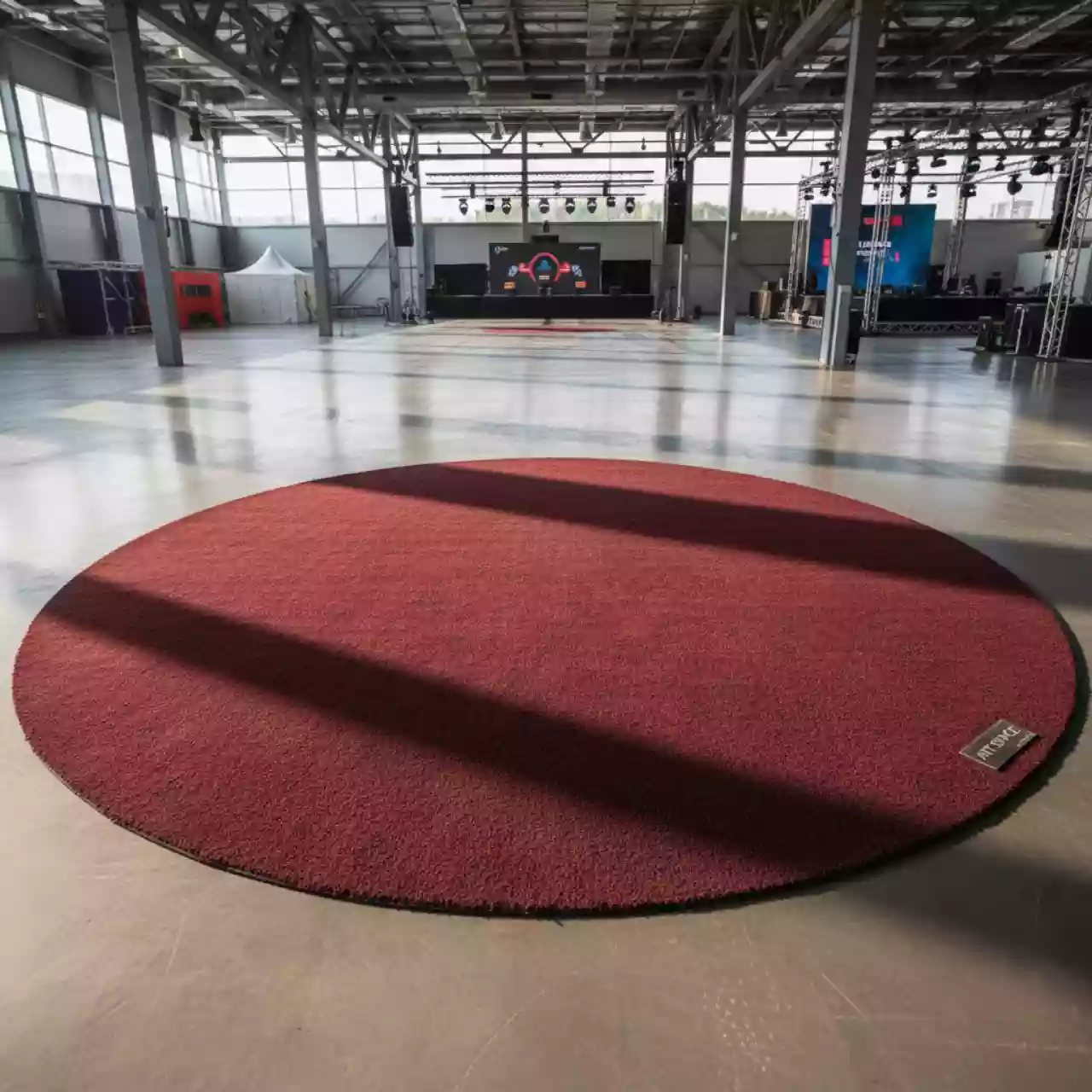 Аренда Ковер круглый бордовый диаметр 3 м на Сочи Автодроме — ART SPACE