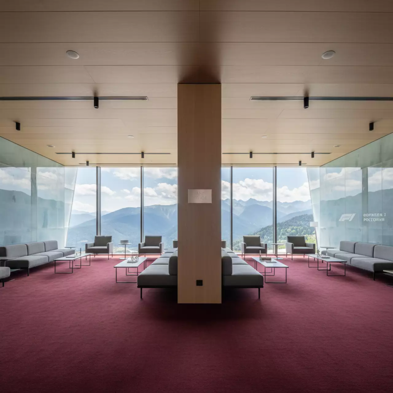 Аренда Ковролина бордового цвета 0002 в ледовом дворце «Роза Хутор» — ART SPACE