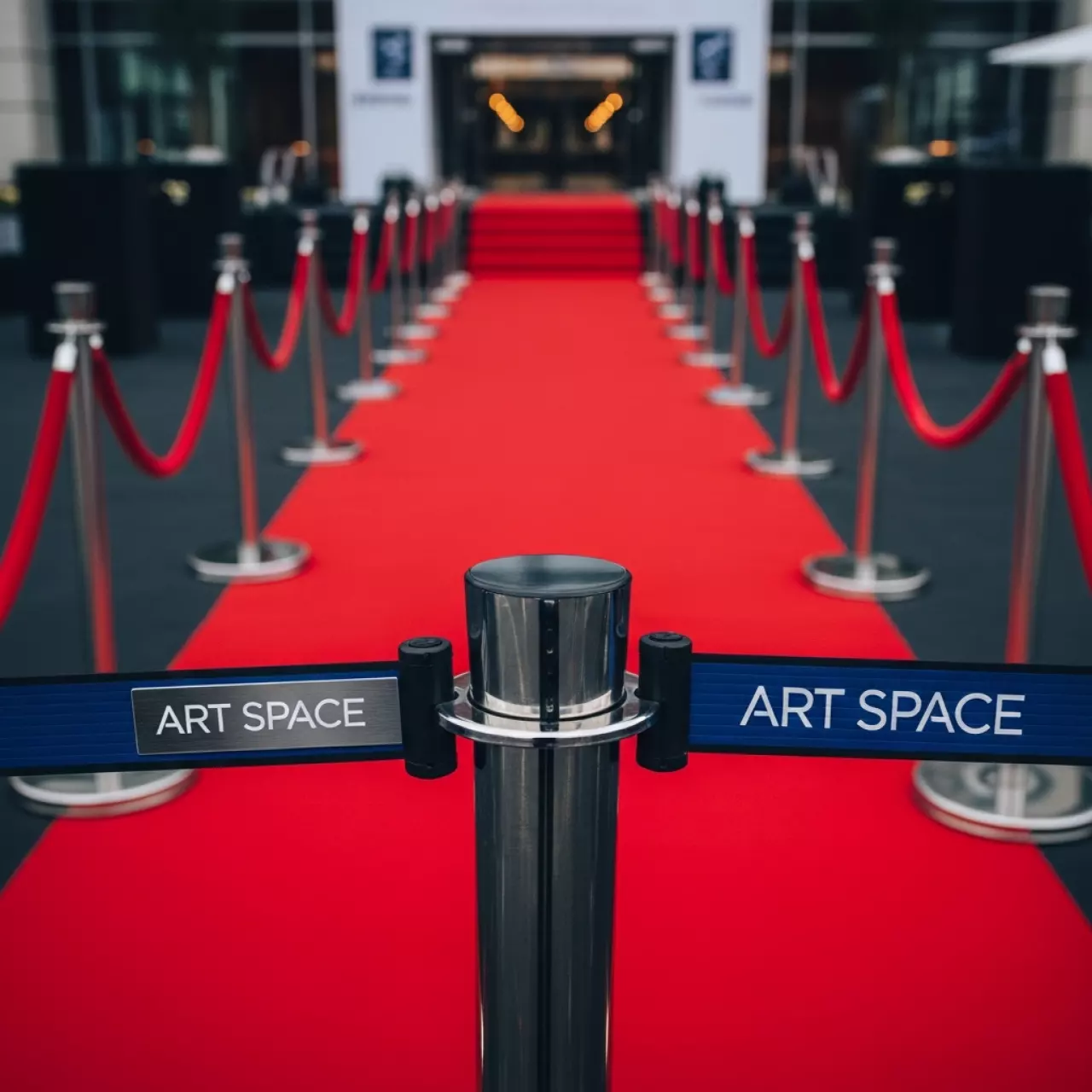 Аренда Ковровая дорожка и стойки для ограждения в отеле Hyatt Regency Sochi — ART SPACE