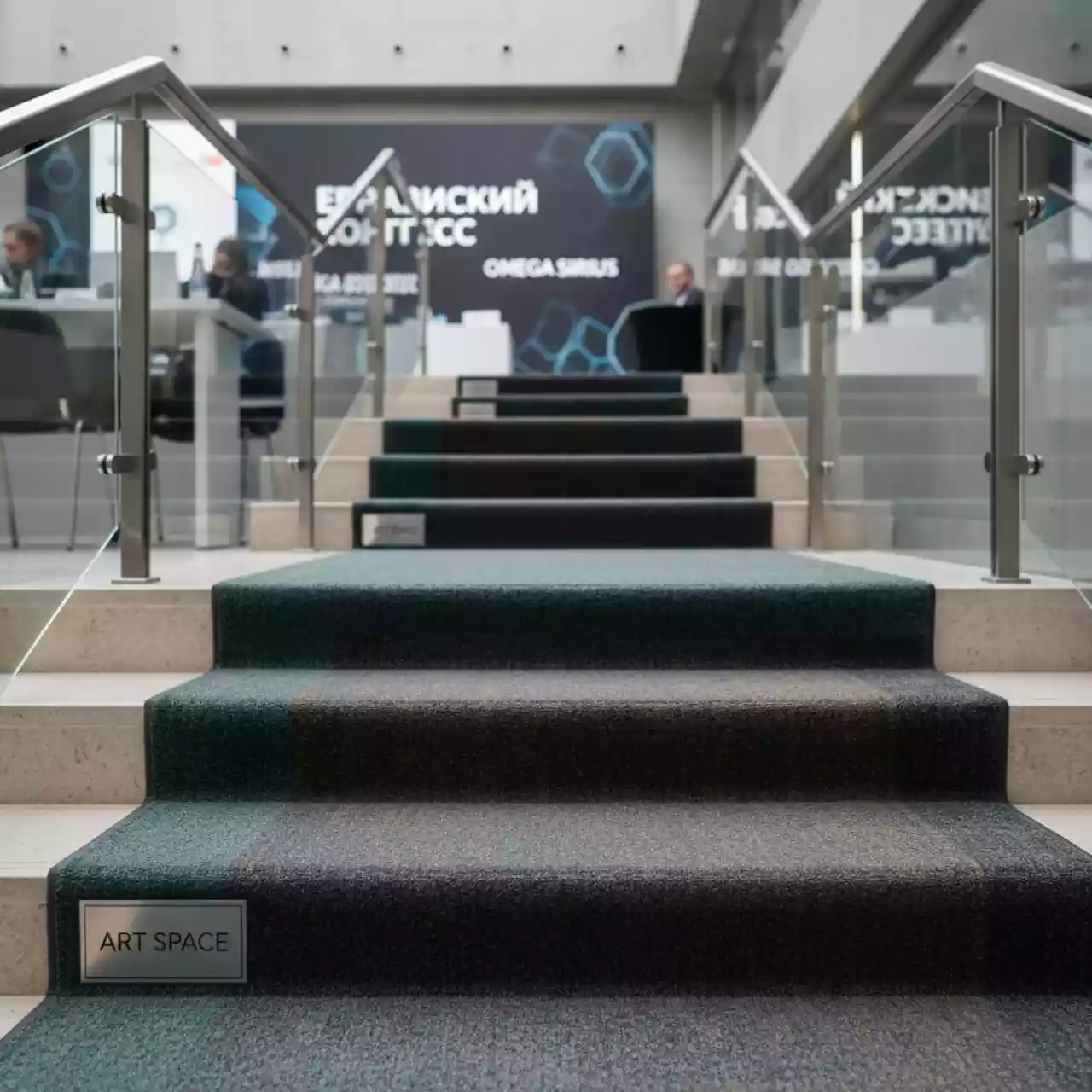 Аренда Ковровое покрытие ковровая дорожка для лестницы 10 м² в Omega Sirius — ART SPACE