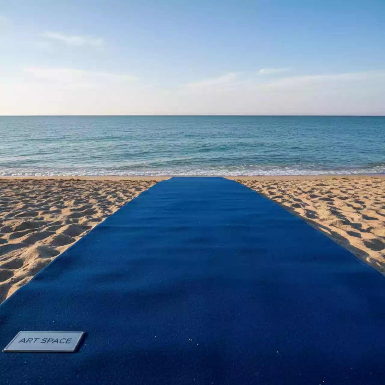 Аренда Ковровой дорожки синей на пляже «Мандарин» — ART SPACE