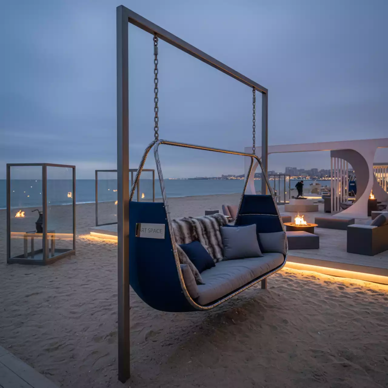 Аренда Кресло кокон подвесное двухместное HASTA горячий шоколад с каркасом на пляже «Мандарин» — ART SPACE