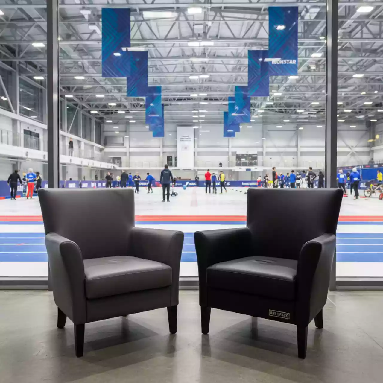 Аренда Кресло Tarn серое черное в ледовом дворце «Роза Хутор» — ART SPACE