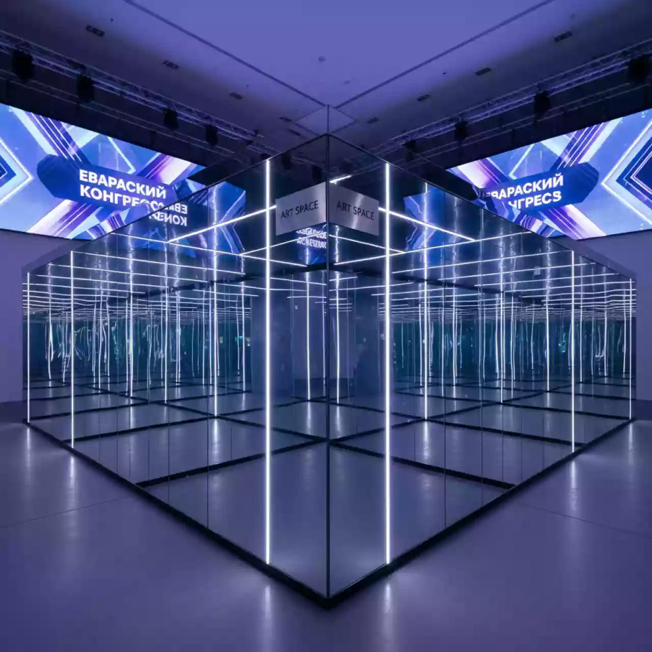 Аренда Лабиринт зеркальный "SKY MAZE" в отеле «Звездный» — ART SPACE