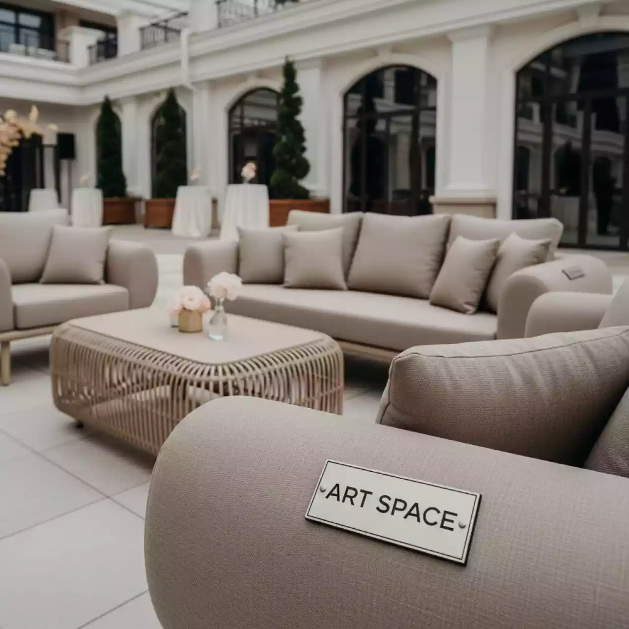 Аренда Мебельный комплект Дэйзи стол 2 кресла диван бежевый ротанг бежевые подушки в санатории «Сочи» — ART SPACE