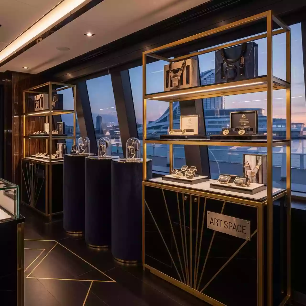 Аренда Оборудование торговое для бутика на VIP теплоходе (Морпорт Сочи) — ART SPACE